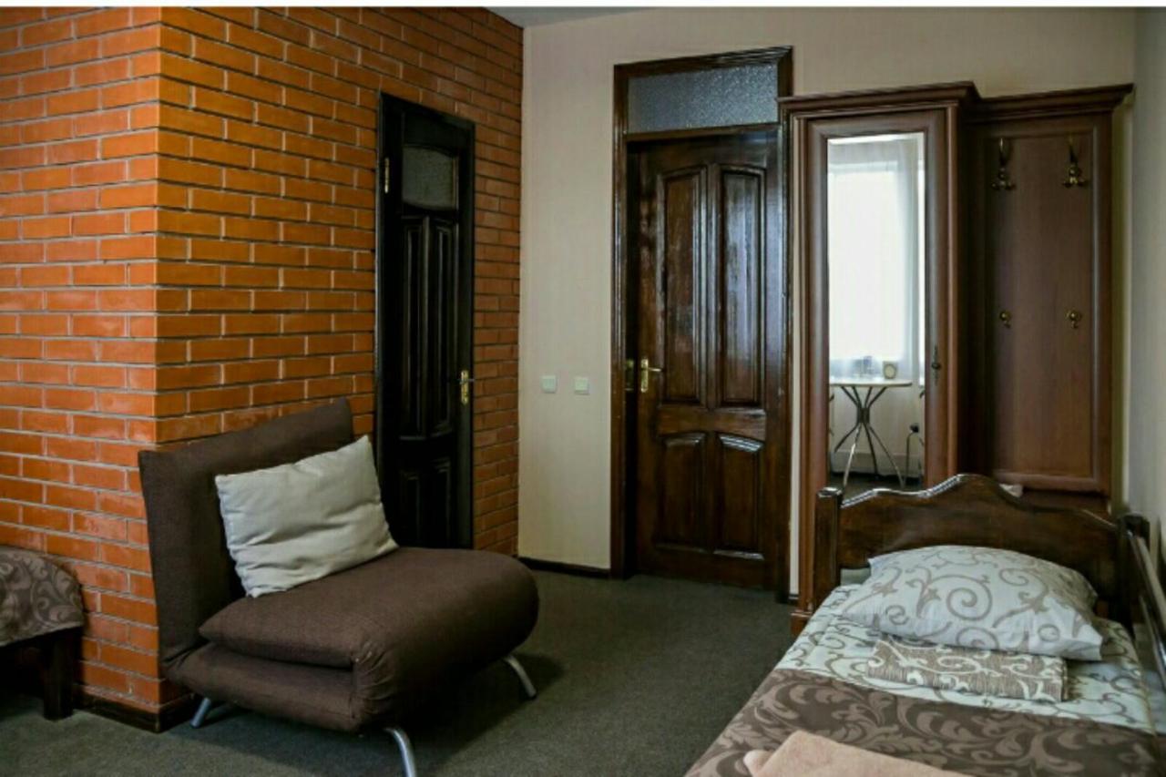 Hotel-restaurant complex S Legkim Parom Brovary Extérieur photo