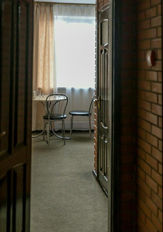 Hotel-restaurant complex S Legkim Parom Brovary Extérieur photo